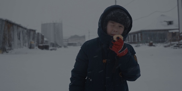 Video Reference: Snow, Parka, Sky, Jacket, Headgear, Freezing, Cap, Atmospheric phenomenon, Overcoat, Winter
