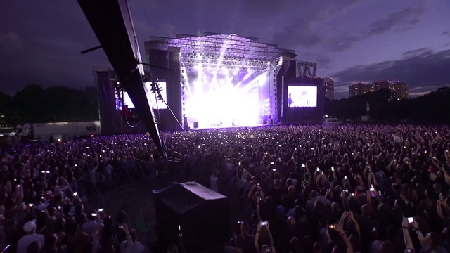 Video Reference: Performance, Crowd, Stage, Concert, Entertainment, Rock concert, Purple, Event, Light, Public event