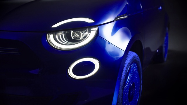 Video Reference: Land vehicle, Car, Headlamp, Vehicle, Automotive lighting, Blue, City car, Automotive design, Rim, Automotive fog light