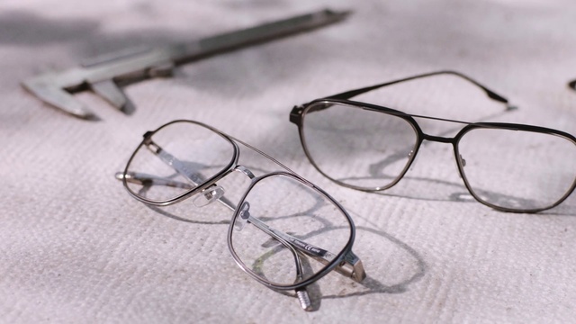 Video Reference: Eyewear, Glasses, Transparent material, Personal protective equipment, Vision care, Spectacle, Line, Eye glass accessory, Material property, Glass