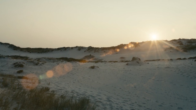 Video Reference: Wave, Sea, Sky, Ocean, Shore, Atmospheric phenomenon, Coast, Wind wave, Morning, Beach