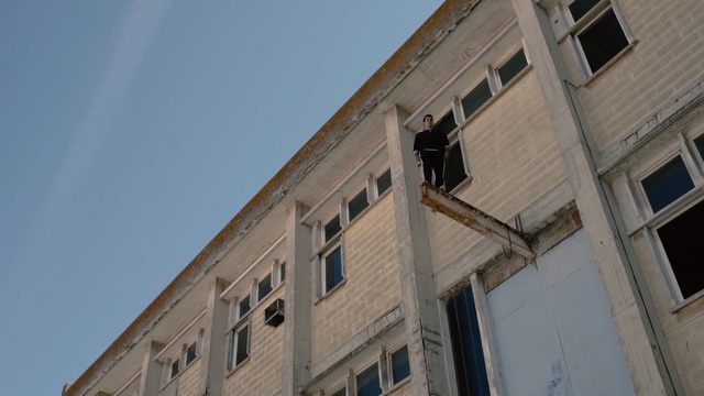 Video Reference: Daytime, Architecture, Building, Urban area, Sky, Facade, Neighbourhood, Line, Metropolitan area, Window