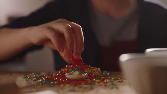 Video Reference: Sprinkles, Sweetness, Food, Hand, Confectionery, Gingerbread, Nonpareils, Fashion accessory, Candy, Bead