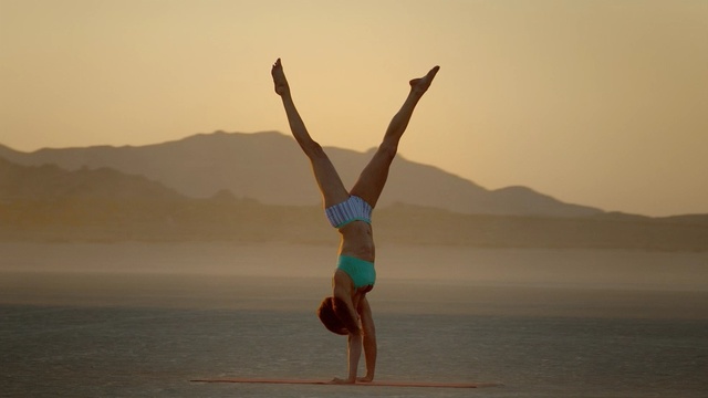 Video Reference: Acrobatics, Physical fitness, Balance, Performance, Flip (acrobatic), Sky, Fun, Yoga, Landscape, Stretching
