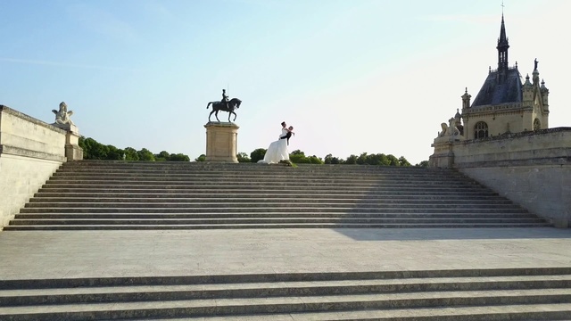 Video Reference: Roof, Landmark, Architecture, Finial, Building, Tourism, Monument, Tourist attraction