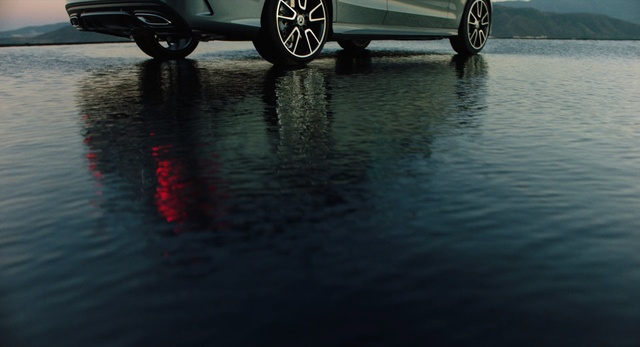 Video Reference: Vehicle, Water, Wheel, Automotive tire, Car, Automotive exterior, Tire, Alloy wheel, Reflection, Automotive wheel system