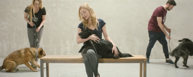 Video Reference: Sitting, Leg, Fashion, Blond, Shoulder, Footwear, Knee, Joint, Human body, Fun, Person