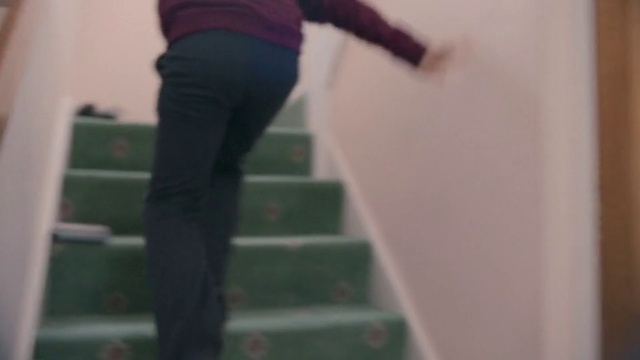 Video Reference: Jeans, Standing, Human leg, Pink, Leg, Shoulder, Arm, Trousers, Thigh, Leggings