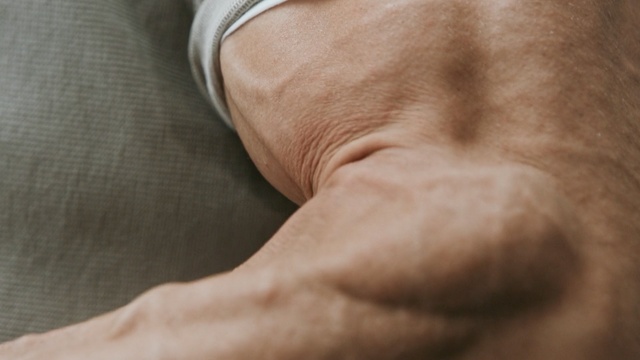 Video Reference: Skin, Joint, Close-up, Hand, Arm, Shoulder, Neck, Wrinkle, Muscle, Knee