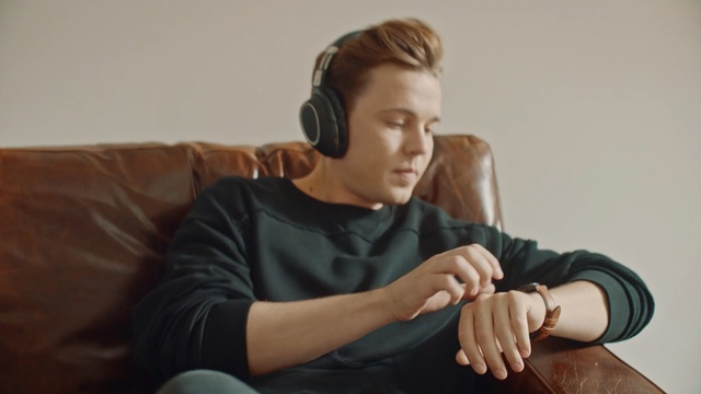 Video Reference: Sitting, Arm, Ear, Shoulder, Joint, Hand, Muscle, Photography, Elbow, Finger