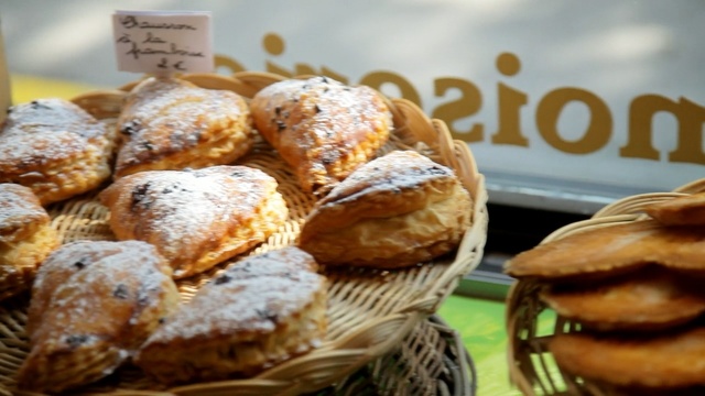 Video Reference: Cuisine, Food, Dish, Baked goods, Ingredient, Dessert, Pastry, Bakery, Sfogliatelle, Ricciarelli