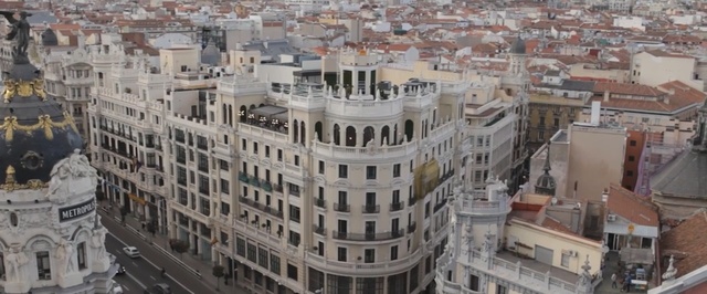 Video Reference: city, metropolis, building, landmark, urban area, medieval architecture, historic site, neighbourhood, skyscraper, plaza