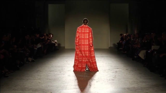 Video Reference: Sleeve, Runway, Waist, One-piece garment, Fashion design, Fashion model, Performing arts, Event, Formal wear, Haute couture