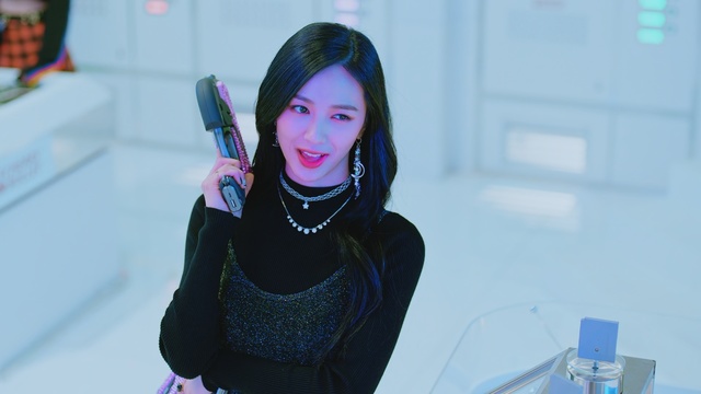 Video Reference: Face, Blue, Lady, Beauty, Lip, Fashion, Black hair, Smile, Photography, Fashion accessory, Person