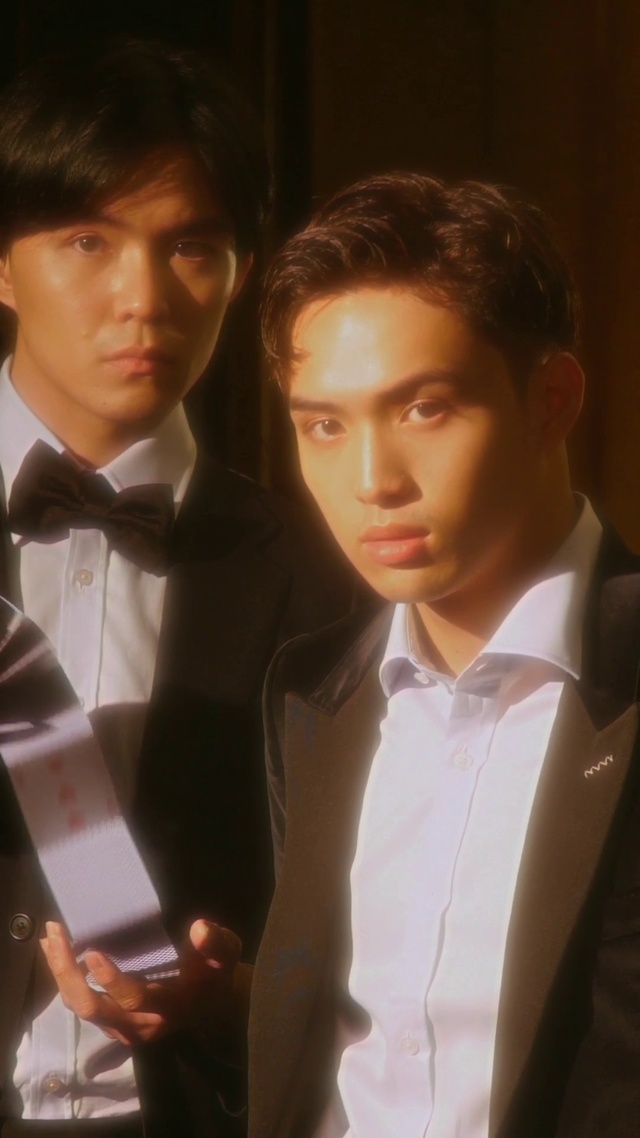 Video Reference: Forehead, Hair, Lip, Chin, Eyebrow, Facial expression, Dress shirt, Flash photography, Gesture, Collar