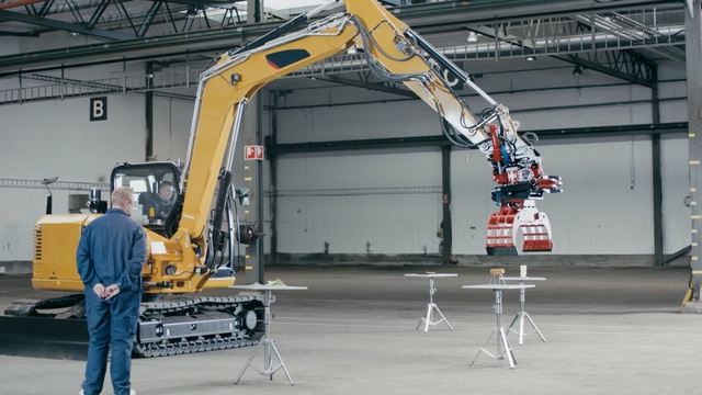 Video Reference: Crane, Construction equipment, Transport, Vehicle, Machine, Architecture, Arch, Engineering, Metal