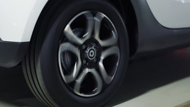 Video Reference: Land vehicle, Alloy wheel, Vehicle, Car, Wheel, Tire, Auto part, Automotive wheel system, Automotive tire, Rim