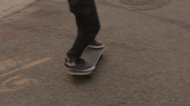 Video Reference: Footwear, Shoe, Leg, Ankle, Human leg, Jeans, Joint, Floor, Calf, Foot