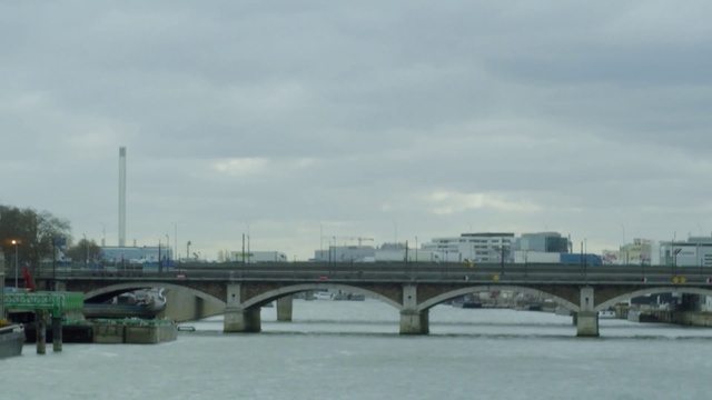 Video Reference: Bridge, Concrete bridge, Skyway, Overpass, Girder bridge, Beam bridge, Fixed link, Brug, River, Sky, Outdoor, Water, Building, Train, Large, Cloudy, Traveling, Driving, City, White, Body, Riding, Road, Harbor, Highway, Track, Man, Boat, Blue, Lake, Cloud, Day, Arch