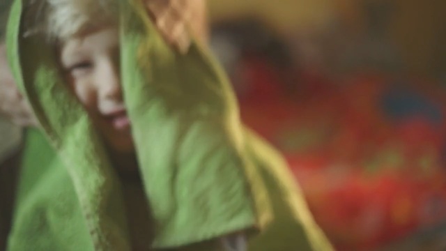 Video Reference: Hair, Green, Facial expression, Lady, Beauty, Skin, Portrait, Blond, Nose, Eye