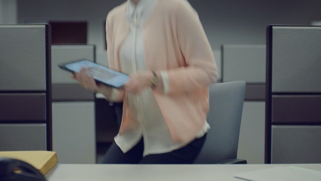 Video Reference: Shoulder, Technology, Joint, Shirt, Electronic device, Hand, Gadget, Room, Desk, Neck