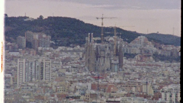 Video Reference: Landmark, City, Human settlement, Metropolitan area, Metropolis, Historic site, Skyline, Cityscape, Building, Architecture