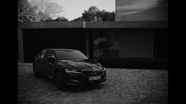 Video Reference: Land vehicle, Vehicle, Car, Luxury vehicle, Black, Automotive design, Personal luxury car, Mid-size car, Mode of transport, Family car
