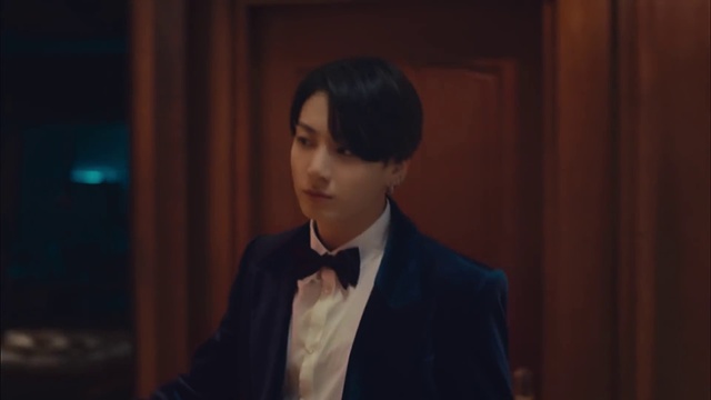 Video Reference: Dress shirt, Neck, Sleeve, Collar, Suit, Blazer, Formal wear, Event, White-collar worker, Flash photography