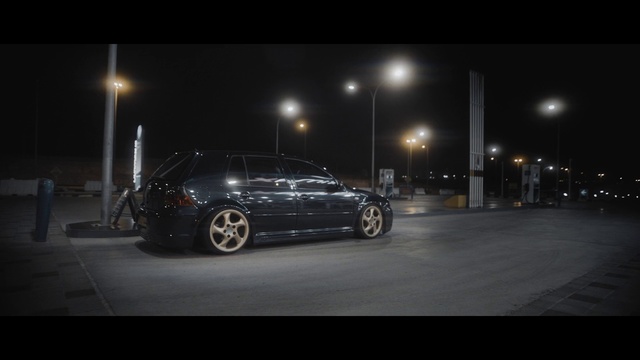 Video Reference: Land vehicle, Vehicle, Car, Automotive design, Luxury vehicle, Alloy wheel, Rim, Wheel, Personal luxury car, Rolling