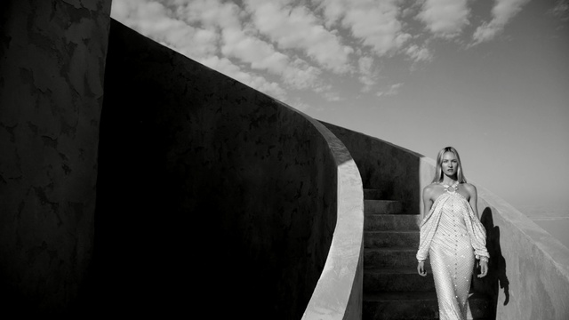 Video Reference: Photograph, White, Black, Black-and-white, Monochrome photography, Monochrome, Standing, Sky, Photography, Architecture, Person