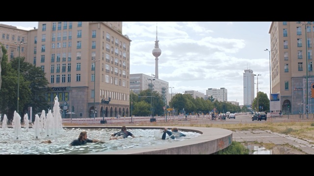 Video Reference: City, Urban area, Human settlement, Metropolitan area, Landmark, Public space, Town square, Town, Daytime, Downtown