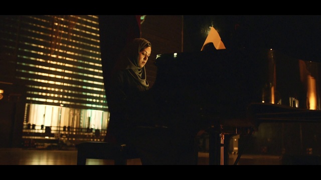 Video Reference: Pianist, Musician, Night, Darkness, Technology, Photography, City, Electronic device, Music, Piano