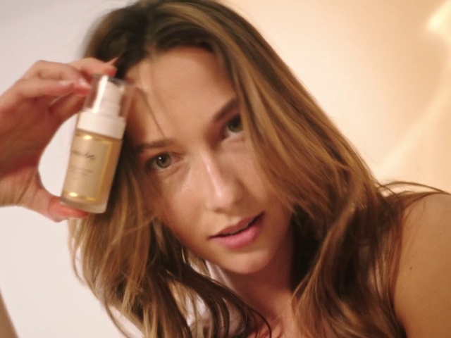 Video Reference: Hair, Face, Skin, Lip, Beauty, Nose, Blond, Long hair, Hairstyle, Head