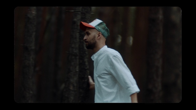 Video Reference: Cricket cap, Flash photography, Sleeve, Cap, Baseball cap, Elbow, T-shirt, Midnight, Event, Player