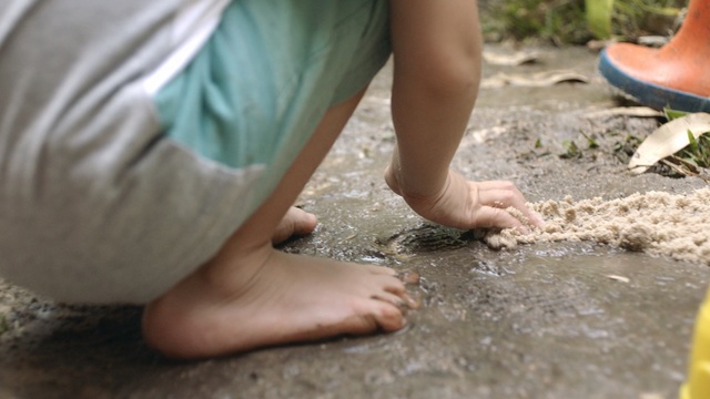 Video Reference: foot, leg, hand, finger, soil, shoe, barefoot, toe, water, Person