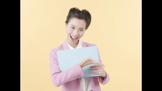 Video Reference: Skin, Facial expression, Shoulder, Smile, Chin, Pink, Arm, Joint, Standing, Forehead