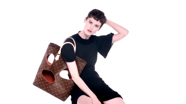 Video Reference: Leg, Shoulder, Arm, Joint, Human body, Footwear, Thigh, Neck, Photography, Sitting