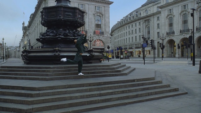 Video Reference: Architecture, Sculpture, Statue, Monument, Town square, City, Plaza, Building, Temple, Street