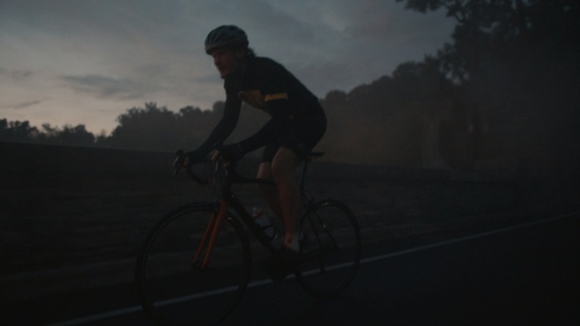 Video Reference: cycle sport, cycling, road bicycle, bicycle, sky, racing bicycle, mode of transport, cyclo cross, bicycle racing, morning