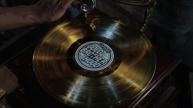 Video Reference: gramophone record, cymbal