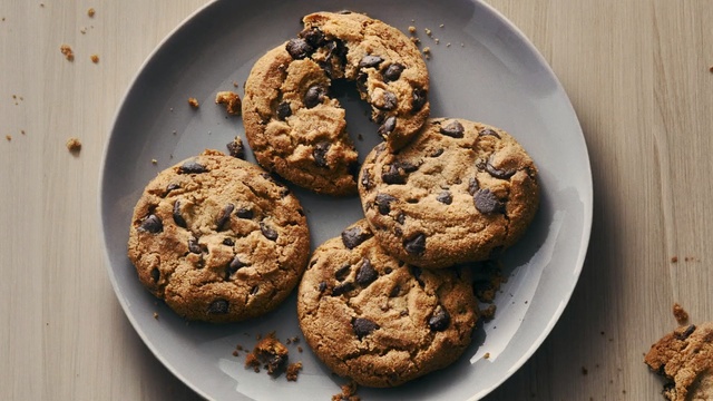 Video Reference: Dish, Food, Cookies and crackers, Chocolate chip cookie, Oatmeal-raisin cookies, Snack, Dessert, Baked goods, Cuisine, Baking