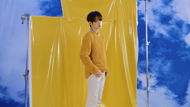 Video Reference: Yellow, Blue, Fashion, Shoulder, Outerwear, Textile, Fashion design, Electric blue, Photography, Photo shoot