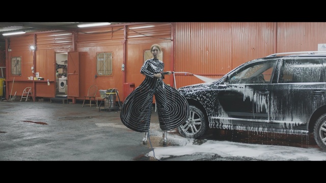 Video Reference: car, motor vehicle, land vehicle, vehicle, automotive design, sport utility vehicle, snow, wheel, luxury vehicle, automotive wheel system