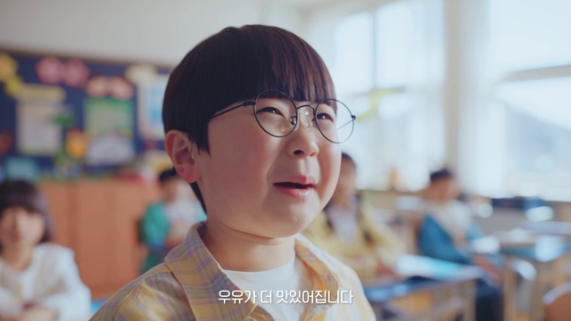 Video Reference: Forehead, Glasses, Vision care, Eyewear, Smile, Ear, Happy, Black hair, Eyelash, Bangs