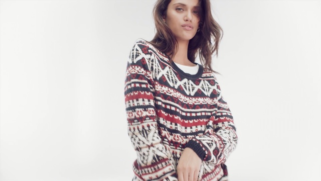 Video Reference: clothing, shoulder, fashion model, sleeve, neck, joint, photo shoot, sweater