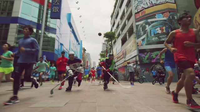 Video Reference: public space, crowd, pedestrian, street, city, recreation, fun, tourism, competition event, leisure, Person