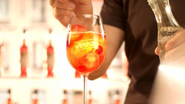 Video Reference: Drink, Spritz, Cocktail, Champagne cocktail, Alcoholic beverage, Crodino, Campari, Apéritif, Distilled beverage, Alcohol, Person