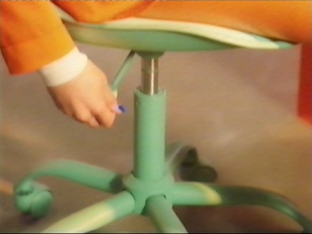 Video Reference: Green, Fondant, Sugar paste, Food, Plastic, Chair, Cake decorating, Icing, Furniture, Cake, Person