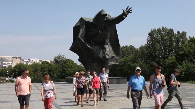 Video Reference: Statue, Monument, Tourism, Sculpture, Art, Travel, Tourist attraction, Person