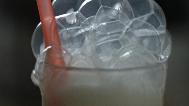 Video Reference: drink, glass, ice cube